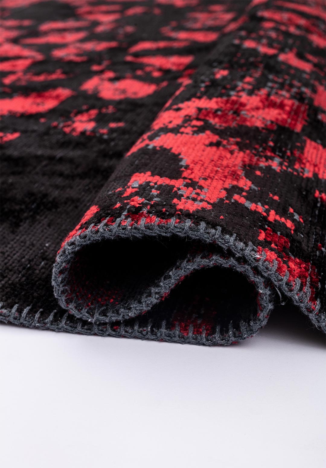 TRIANGLE BLACK- RED RUG